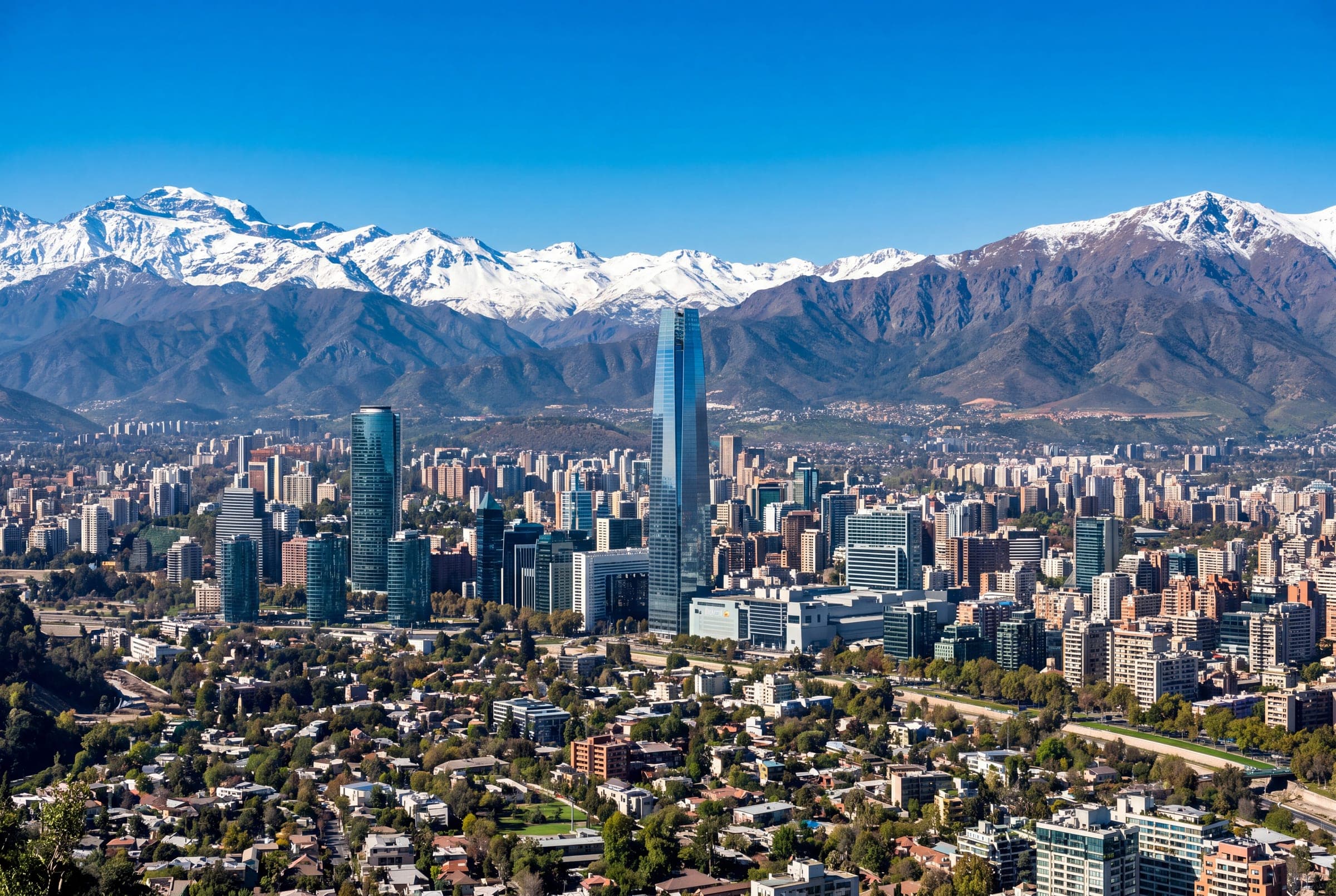 Santiago con los Andes nevados alzándose tras la ciudad