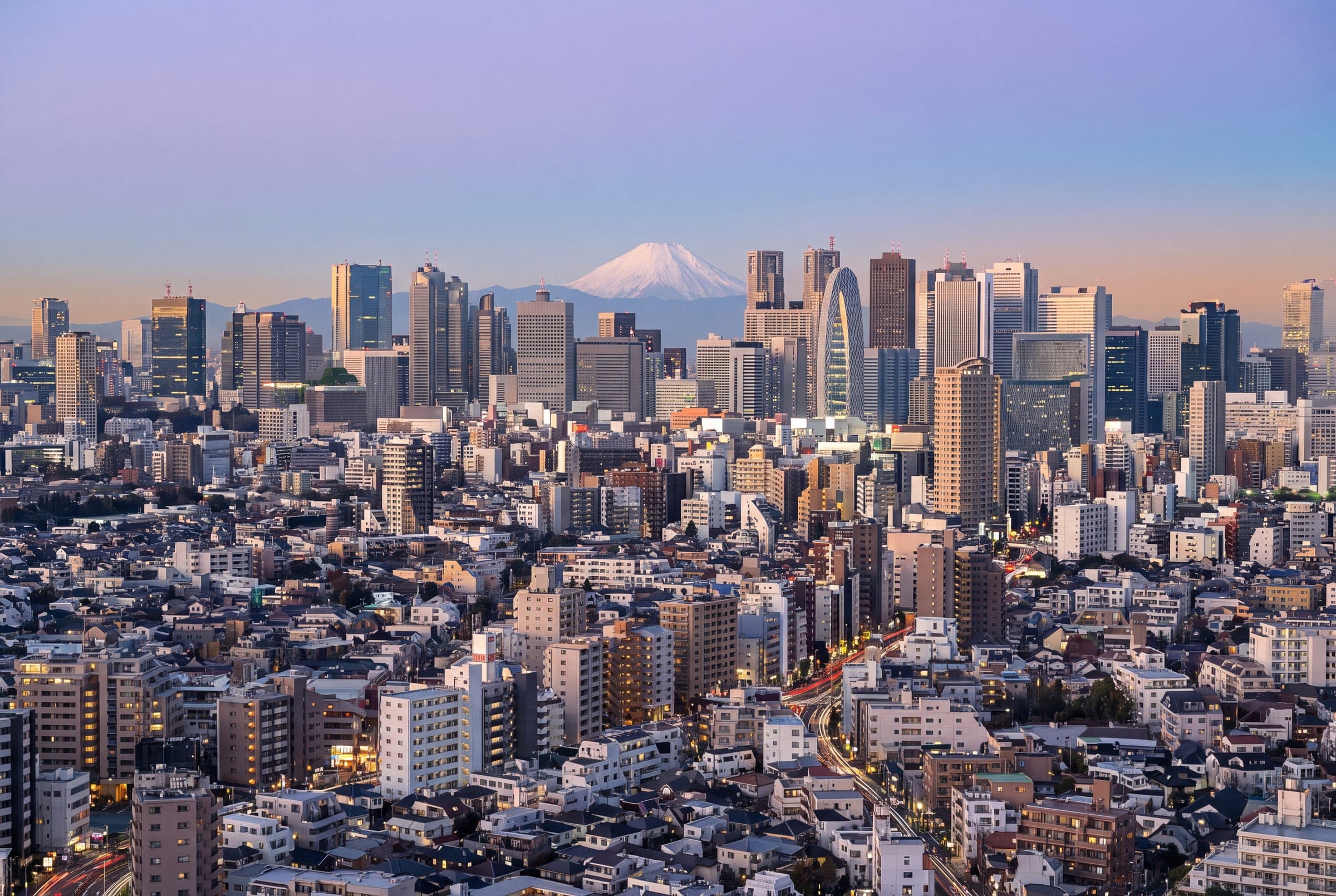 夕暮れの東京。地平線に富士山が浮かぶ